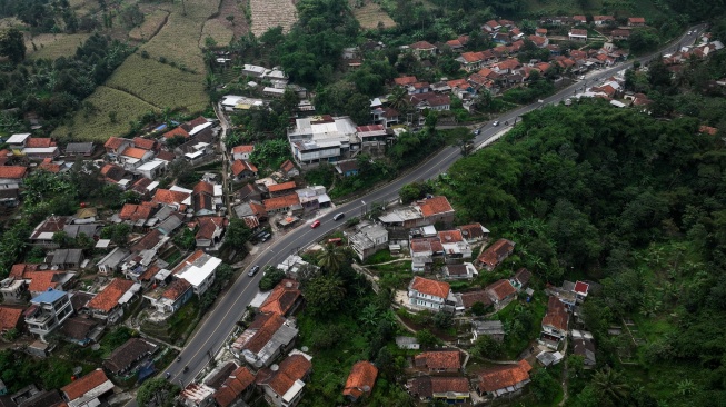 Foto udara suasana lalu lintas di Jalan Raya Nagreg, Kabupaten Bandung, Jawa Barat, Minggu (15/3/2026). [ANTARA FOTO/Bayu Pratama S/wpa]