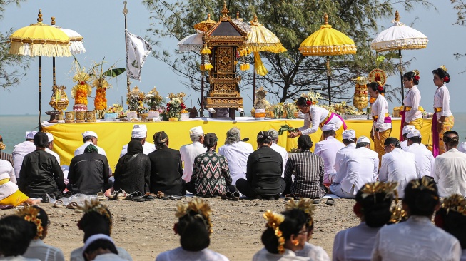 Sejumlah umat Hindu mengikuti prosesi sembahyang Upacara Melasti di Pantai Marina, Semarang, Jawa Tengah, Minggu (15/3/2026). [ANTARA FOTO/Makna Zaezar/wsj]