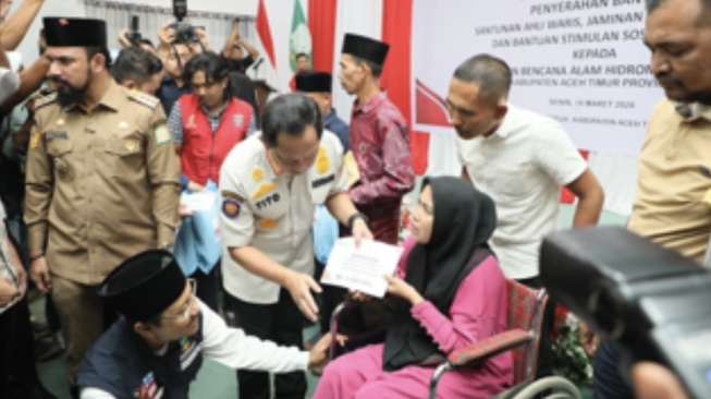 Mendagri sekaligus Kasatgas PRR Muhammad Tito Karnavian berharap, selain membantu penanganan pascabencana, bantuan tersebut dapat memulihkan perekonomian masyarakat terdampak (Dok: Kemendagri)