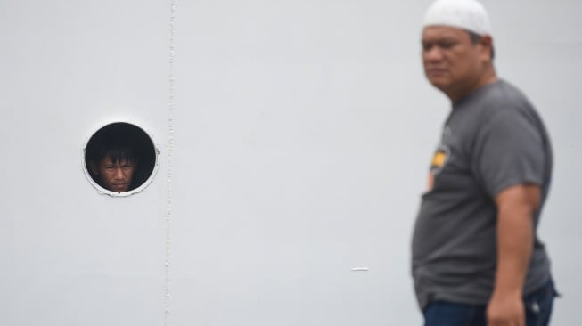 Seorang penumpang melihat keluar dari balik jendela geladak KM Prince Soya saat berlayar dari Pelabuhan Samarinda, Kalimantan Timur, Minggu (15/3/2026). [ANTARA FOTO/M Risyal Hidayat/wsj]