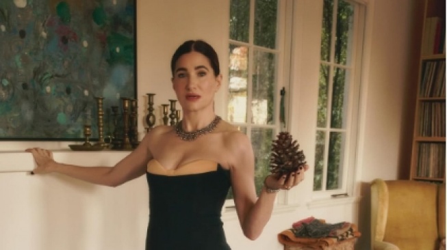 Profil Kathryn Hahn Geser Scarlett Johansson Perankan Mother Gothel di Tangled Live Action