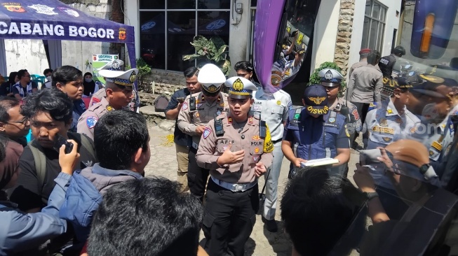 Polres Bogor Melakukan pemeriksaan kelayakan kendaraan untuk mudik lebaran 2026 di Pool Bus Medal Jaya, Kecamatan Cibinong, Kabupaten Bogor, Senin (16/3/2026) [Andi Ahmad S/Suara.com]