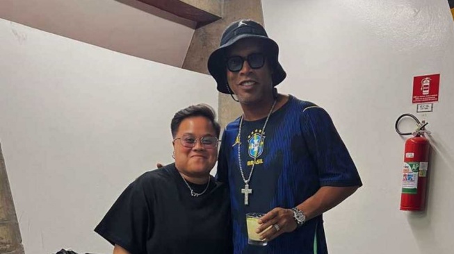 Desainer asal Indonesia Liv Bolung (kiri) memberikan sentuhan magisnya pada Jersey Away Timnas Brasil kolaborasi Jordan Brand untuk ajang Piala Dunia 2026. [Dok. Istimewa]