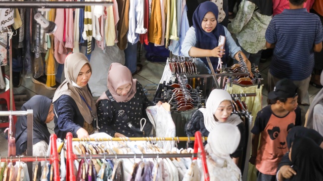 Pengunjung memadati Pasar Tanah Abang, Jakarta, Senin (16/3/2026). [Suara.com/Alfian Winanto]