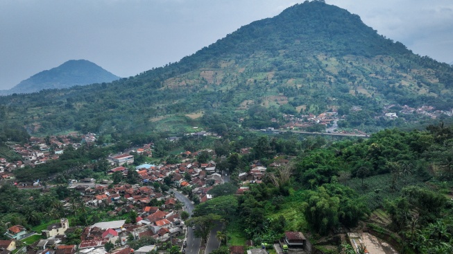 Foto udara suasana lalu lintas di Jalan Raya Nagreg, Kabupaten Bandung, Jawa Barat, Minggu (15/3/2026). [ANTARA FOTO/Bayu Pratama S/wpa]