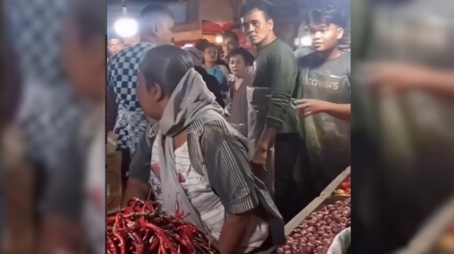 Viral Nenek-Nenek Digampar Pedagang Diduga Ketahuan Mencuri Cabai, Bikin Miris Melihatnya