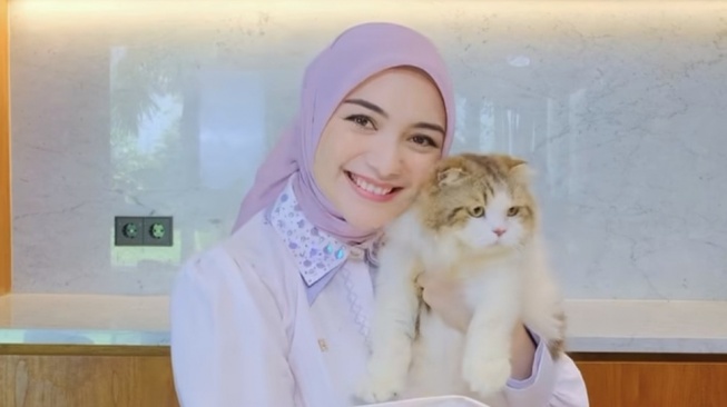 Cara Memelihara Kucing ala Artis: Intip Gaya Santai & Penuh Kasih ala Citra Kirana