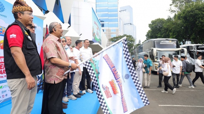 Wamenaker, Afriansyah Noor melepas 295 pekerja/buruh bersama keluarga mereka. (Dok: Kemnaker)