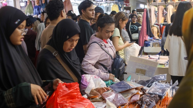 Pengunjung memadati Pasar Tanah Abang, Jakarta, Senin (16/3/2026). [Suara.com/Alfian Winanto]