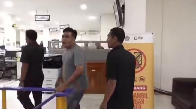 Tak Terima Ditagih Rp768 Juta, Pasutri Pedagang Ayam Ngamuk di Kantor Pajak