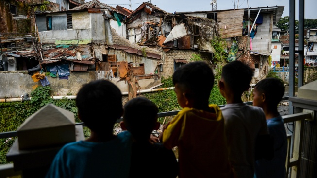 Warga menyaksikan bangunan rumah yang ambruk di Tamansari, Bandung, Jawa Barat, Selasa (17/3/2026). [ANTARA FOTO/Raisan Al Farisi/hma/tom]