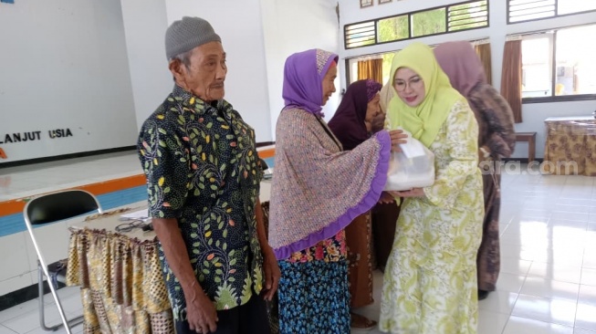 Lansia di Pusat Pelayanan Sosial Lanjut Usia (PPSLU) Mandalika [Suara.com/Buniamin]