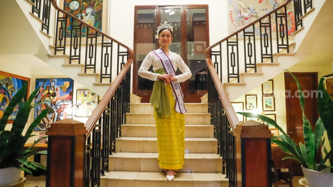 Finalis Puteri Indonesia 2026 perwakilan Provinsi Bali, Victoria Veronica Titisari Kosasieputri atau yang dikenal dengan Vicki berpose saat ditemui di Jakarta, Senin (16/3/2026).  [Suara.com/Alfian Winanto]
