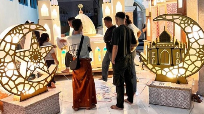 Proses pembuatan miniatur masjid di Kota Mataram [SuaraBali.id/Buniamin]