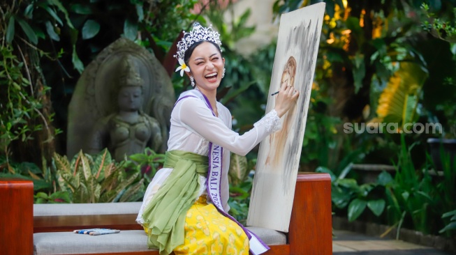 Finalis Puteri Indonesia 2026 perwakilan Provinsi Bali, Victoria Veronica Titisari Kosasieputri atau yang dikenal dengan Vicki menampilkan kemampuan melukisnya saat ditemui di Jakarta, Senin (16/3/2026).  [Suara.com/Alfian Winanto]
