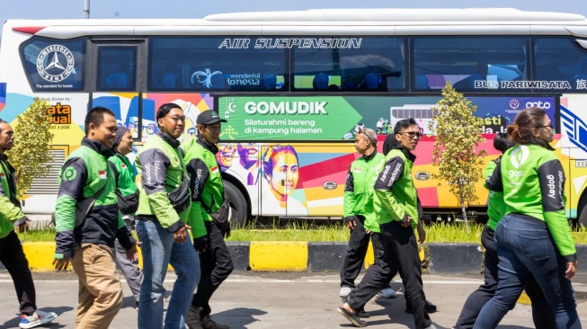 GOTO kolaborasi dengan Kemehub menghadirkan program mudik gratis bagi mitra pengemudi Gojek dan keluarga melalui program GoMudik. [GoTo]