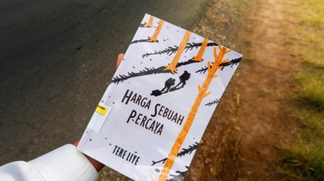 Harga Sebuah Percaya: Mengapa Cinta Tak Cukup Hanya Dititipkan dalam Doa?