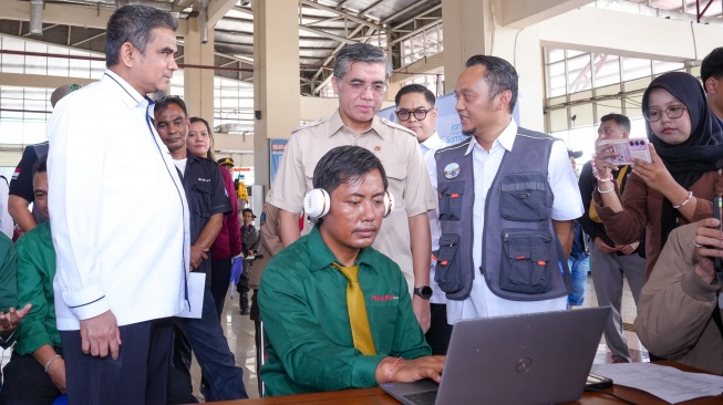 Menaker Yassierli meninjau Posko Peduli Keselamatan dan Kesehatan Kerja (K3) Mudik Aman: Pos Layanan Pemeriksaan Awak Angkutan di Terminal Terpadu Pulo Gebang, Jakarta, Senin (16/3/2026) (Dok: Kemnaker)