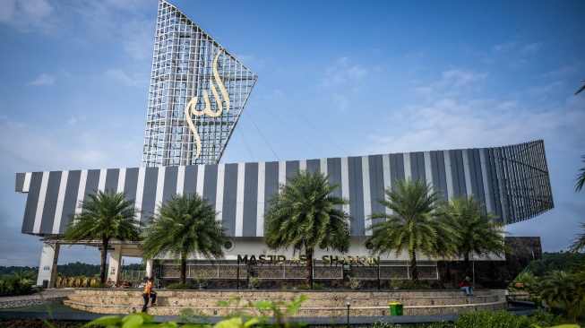 Warga berjalan di samping batu karang di kawasan Masjid As Shodiqin, Desa Madura, Kecamatan Wanareja, Kabupaten Cilacap, Jawa Tengah, Selasa (17/3/2026). [ANTARA FOTO/Bayu Pratama S/nz]