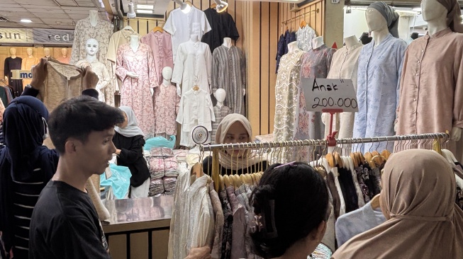 Tanah Abang Bergeliat: Tren Butter Yellow hingga Paper Silk Jadi Primadona