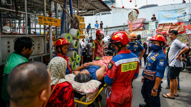 Petugas pemadam kebakaran mengevakuasi seorang warga yang menjadi korban tertimpa bangunan rumah ambruk di Tamansari, Bandung, Jawa Barat, Selasa (17/3/2026). [ANTARA FOTO/Raisan Al Farisi/hma/tom]