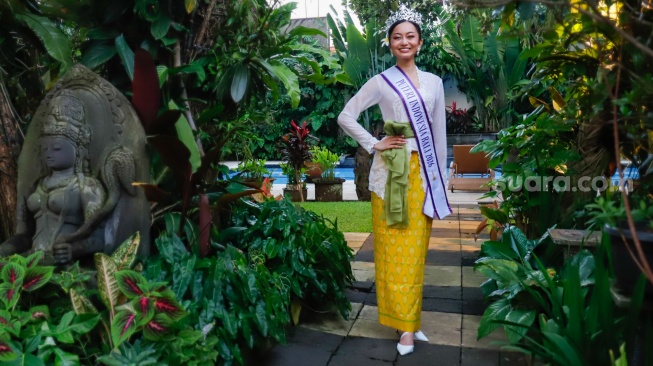 Finalis Puteri Indonesia 2026 perwakilan Provinsi Bali, Victoria Veronica Titisari Kosasieputri atau yang dikenal dengan Vicki berpose saat ditemui di Jakarta, Senin (16/3/2026).  [Suara.com/Alfian Winanto]
