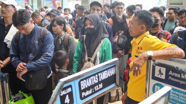Penumpang Kereta api antre memasuki peron di Stasiun Pasar Senen, Jakarta, Selasa (17/3/2026). [Suara.com/Alfian Winanto]