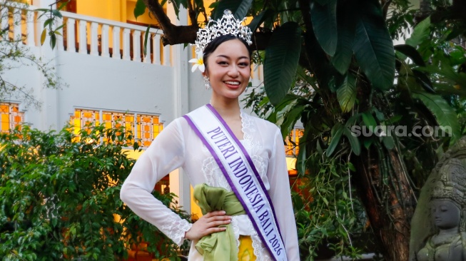 Finalis Puteri Indonesia 2026 perwakilan Provinsi Bali, Victoria Veronica Titisari Kosasieputri atau yang dikenal dengan Vicki berpose saat ditemui di Jakarta, Senin (16/3/2026).  [Suara.com/Alfian Winanto]
