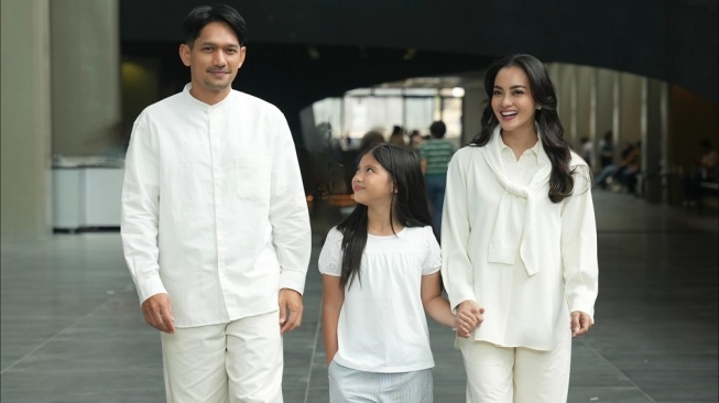 Raya in True Comfort: Inspirasi Padu Padan Gaya Lebaran Serasi ala Keluarga Selebriti