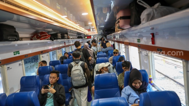 Penumpang memasuki gerbong kereta api di Stasiun Pasar Senen, Jakarta, Selasa (17/3/2026). [Suara.com/Alfian Winanto]