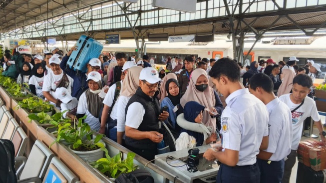 PT Kereta Api Indonesia memberangkatkan 480 peserta mudik gratis dari Stasiun Pasarsenen menuju Semarang Tawang pada 17 Maret 2026. [Handout]