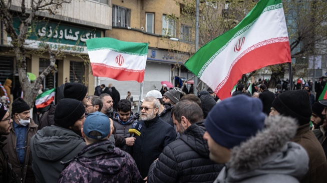 Pemimpin Keamanan Iran Ali Larijani menyapa warga Teheran dalam pawai Hari al-Quds pada Jumat (13/3/2026). [X/alilarijani.ir]