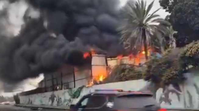 Serangan rudal Iran kembali menghantam kota Tel Aviv, Israel, Selasa (17/3) malam WIB. [Tangkap layar X]