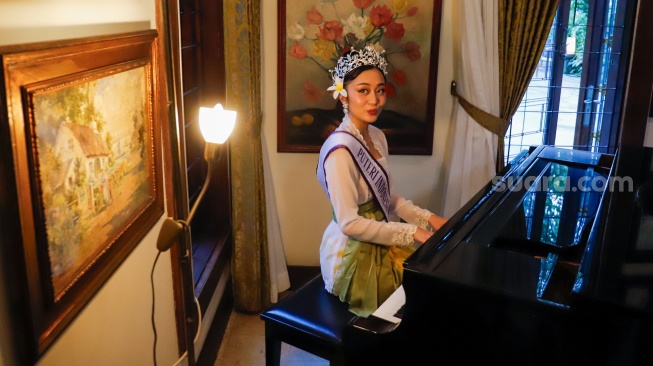 Finalis Puteri Indonesia 2026 perwakilan Provinsi Bali, Victoria Veronica Titisari Kosasieputri atau yang dikenal dengan Vicki menampilkan kemampuannya bermain piano saat ditemui di Jakarta, Senin (16/3/2026).  [Suara.com/Alfian Winanto]
