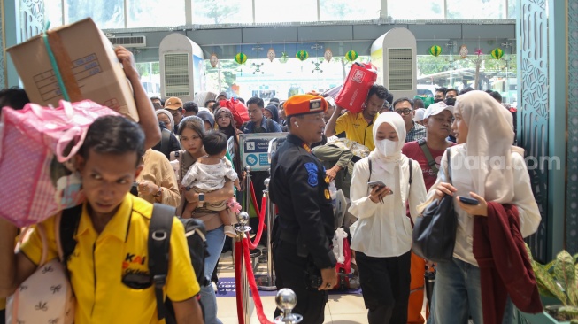 Penumpang Kereta api antre memasuki peron di Stasiun Pasar Senen, Jakarta, Selasa (17/3/2026). [Suara.com/Alfian Winanto]