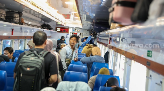 Penumpang memasuki gerbon kereta api di Stasiun Pasar Senen, Jakarta, Selasa (17/3/2026). [Suara.com/Alfian Winanto]