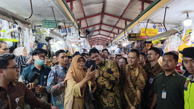 Purbaya Borong Kain Batik di Pasar Beringharjo Yogyakarta, Sebut Pasar Tradisional Tidak Mati Suri