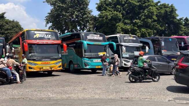 Pemudik mulai memadati Terminal Bus Kalideres, Jakarta Barat, Selasa (17/3/2026). [Foto/Dinda}