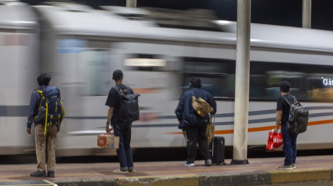 PT KAI mengatakan ketersediaan tempat duduk moda transportasi kereta api pada musim mudik 2026 menipis karena tingginya peminat, terutama pada tanggal-tanggal favorit menjelang Idul Fitri. [Antara]