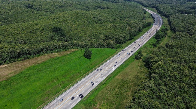 Foto udara kendaraan pemudk melaju di Jalan Tol Trans Jawa ruas Semarang-Batang, Semarang, Jawa Tengah, Rabu (18/3/2026). [ANTARA FOTO/Makna Zaezar/foc]

