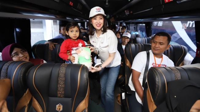 Senyum dan antusiasme mewarnai momen saat Wakil Direktur Utama BNI Alexandra Askandar berinteraksi dengan para pemudik di dalam bus sebelum keberangkatan program Mudik Gratis BUMN 2026 dari Ring Road Gelora Bung Karno (GBK), Jakarta. (Dok: BNI)