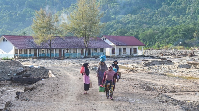 Warga penyintas bencana membawa hasil belanjaan untuk kebutuhan lebaran di Desa Agusen, Blangkejeren, Gayo Lues, Aceh, Rabu (18/3/2026). [ANTARA FOTO/Muhammad Adimaja/foc]
