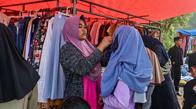 Warga penyintas bencana membeli perlengkapan rumah tangga untuk kebutuhan Lebaran saat bazar lebaran di Desa Agusen, Blangkejeren, Gayo Lues, Aceh, Rabu (18/3/2026). [ANTARA FOTO/Muhammad Adimaja/foc]

