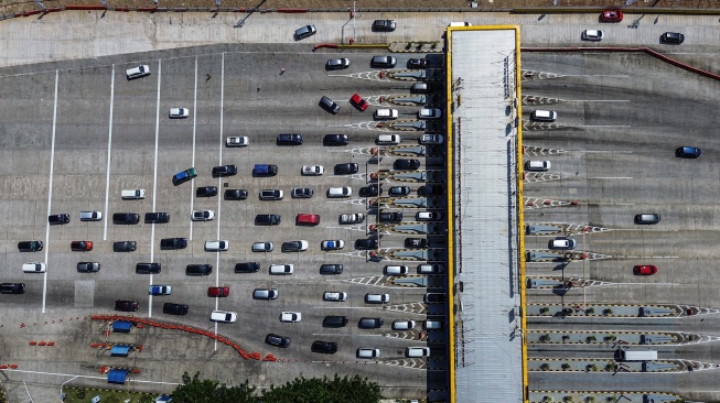 Foto udara kendaraan pemudik antre untuk melintas saat penerapan sistem satu arah di Gerbang Tol (GT) Kalikangkung, Semarang, Jawa Tengah, Rabu (18/3/2026). [ANTARA FOTO/Makna Zaezar/foc]