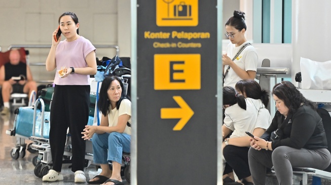 Penumpang pesawat menunggu jadwal penerbangan di Terminal Keberangkatan Internasional Bandara Internasional I Gusti Ngurah Rai, Badung, Bali, Rabu (18/3/2026). [ANTARA FOTO/Fikri Yusuf/agr]
