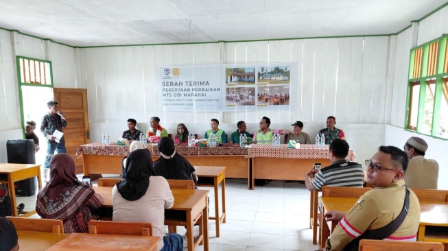 Suasana Serah terima pekerjaan perbaikan MTS Obi Marahai, Program Pemberdayaan Masyarakat (PPM) Harita Nickel (Dok: Harita Nickel)