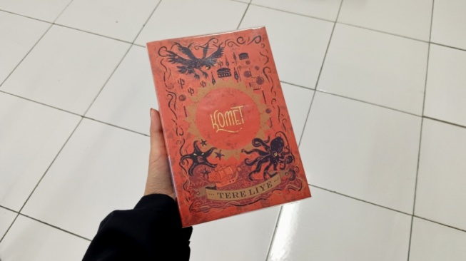Pengejaran Si Tanpa Mahkota di Novel Komet Karya Tere Liye