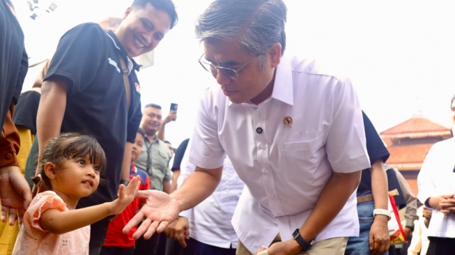 Menaker Yassierli menyempatkan diri bertemu para pemudik. (Dok: Kemnaker)