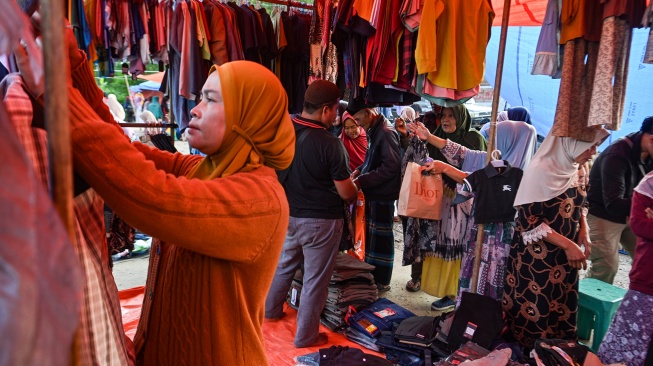 Warga penyintas bencana membeli perlengkapan rumah tangga untuk kebutuhan Lebaran saat bazar lebaran di Desa Agusen, Blangkejeren, Gayo Lues, Aceh, Rabu (18/3/2026). [ANTARA FOTO/Muhammad Adimaja/foc]
