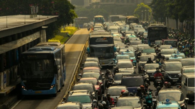 Mudik Adalah Privilege: Saat Rindu Terbentur Tiket dan Restu Keadaan